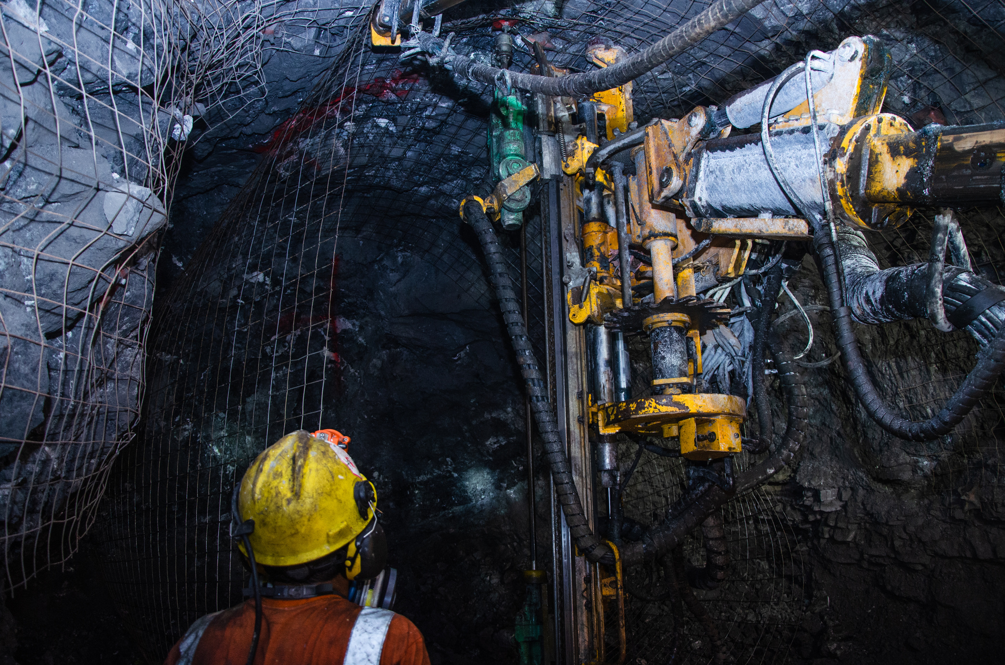 Mining Operator on Mining Machine, Underground Mine Mesh.